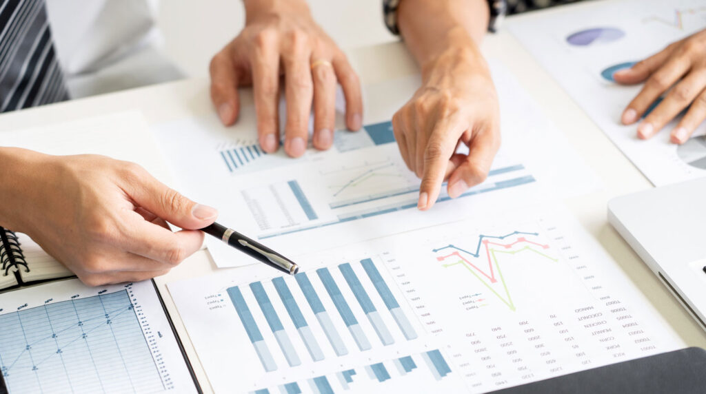 Professionnel de profil consultant des documents budgétaires sur une tablette dans un bureau lumineux, geste naturel de réflexion Professionnel de profil consultant des documents budgétaires sur une tablette dans un bureau lumineux, geste naturel de réflexion